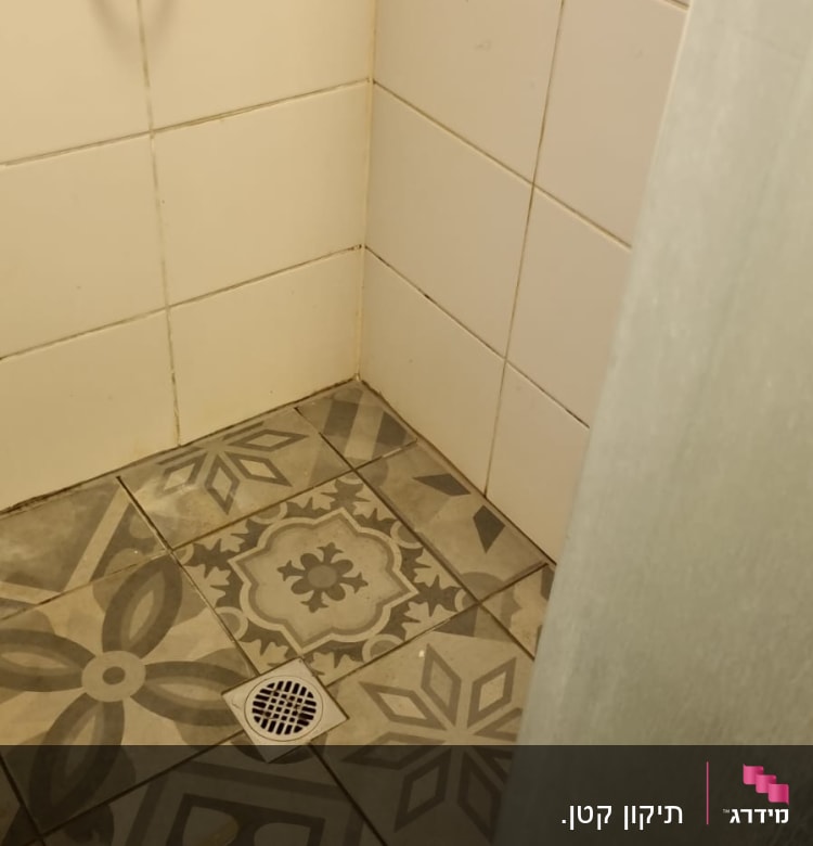 רצפת מקלחת עם אריחים מעוצבים וניקוז